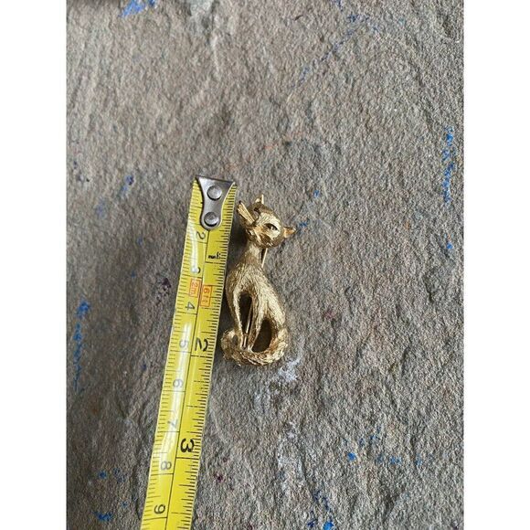 Vintage Monet Gold Tone Cat Pin Brooch Jewelry Estate Find Signed - Picture 6 of 9